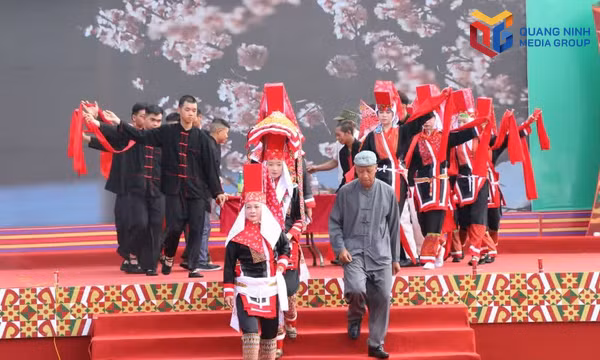 Phát huy lễ hội vùng dân tộc thiểu số vào phát triển du lịch