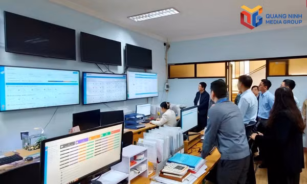 Lãnh đạo thành phố kiểm tra hoạt động giám sát các chỉ số môi trường theo thời gian thực tại Trung tâm Quan trắc tài nguyên và môi trường (Sở NN&MT) - Ảnh: Song Hà.