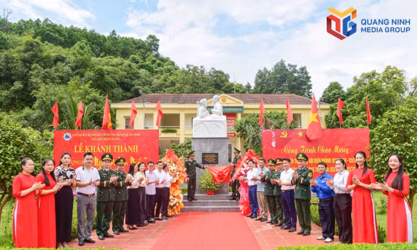 Tượng đài được đặt tại vị trí trung tâm của Đồn Biên phòng Pò Hèn.