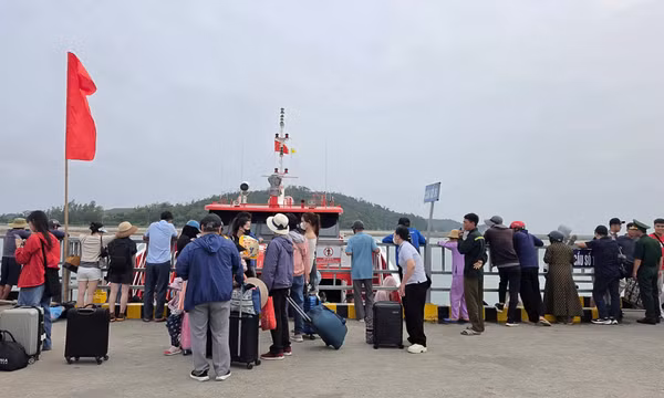 Hạ tầng giao thông kết nối từ ra đảo Cô Tô ngày càng hoàn thiện giúp việc đi lại của người dân, du khách thuận lợi hơn.