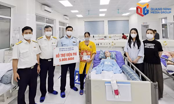 Đại diện các đơn vị đến tận giường bệnh trao kinh phí hỗ trợ em Mễ Long Giang và gia đình.
