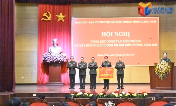 Đại tá Nguyễn Quang Hòa, Chỉ huy trưởng BĐBP tỉnh, trao cờ thi đua cho Phòng Tham mưu.