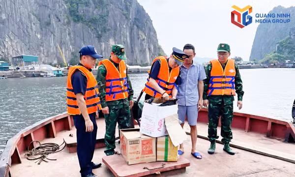Lực lượng Hải quan, Biên phòng cửa khẩu cảng Cẩm Phả kiểm tra hàng hóa, phương tiện hoạt động trên vùng biển 2 đơn vị quản lý.
