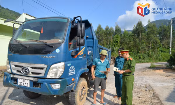 Lực lượng chức năng tại chốt liên ngành thôn Nà Ếch (xã Bình Liêu) kiểm tra phương tiện qua chốt.