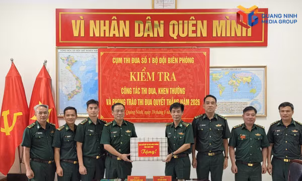 Đoàn công tác Ban Chỉ huy BĐBP tỉnh Ninh Bình tặng quà cho đồn BP Pò Hèn, BĐBP Quảng Ninh.