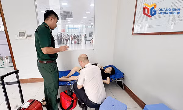 Lực lượng chức năng tại Cửa khẩu quốc tế Móng Cái sơ cứu kịp thời hành khách bị ngất tại cửa khẩu.