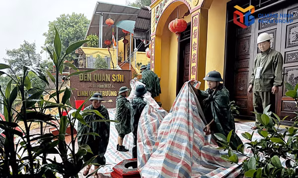 Cán bộ, chiến sĩ Đồn BPCKC Hòn Gai tham gia khắc phục sạt lở khu vực ta luy dưới chân đền Quan Sơn.