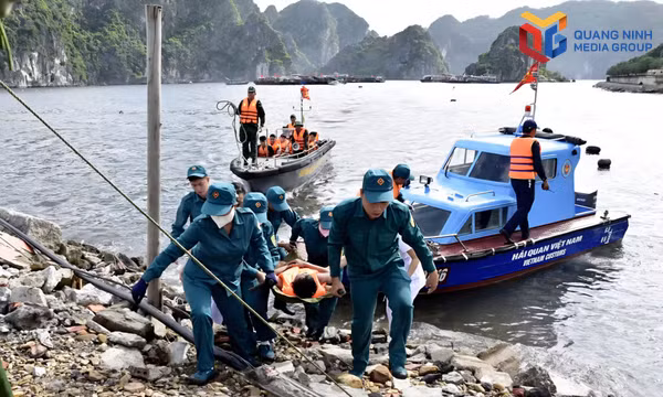 Các lực lượng vũ trang diễn tập hiệp đồng ứng cứu người gặp nạn trên biển.