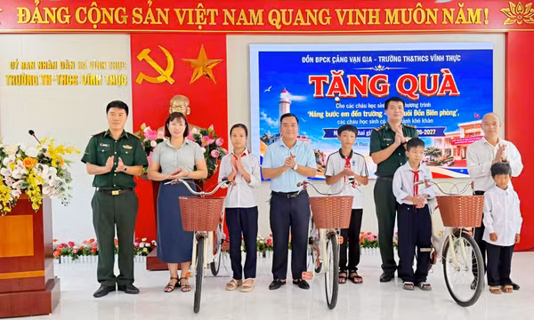 Lãnh đạo Đồn BPCKC Vạn Gia trao tặng xe đạp cho các cháu học sinh có hoàn cảnh khó khăn trên địa bàn xã đảo Vĩnh Thực.
