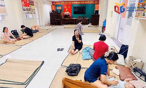 Đồn Biên phòng cửa khẩu cảng Hòn Gai giúp 13 người dân tránh trú mưa bão