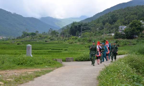 Cán bộ, chiến sĩ Đồn Biên phòng Hoành Mô phối hợp với người dân trên địa bàn tuần tra đường biên, cột mốc biên giới.