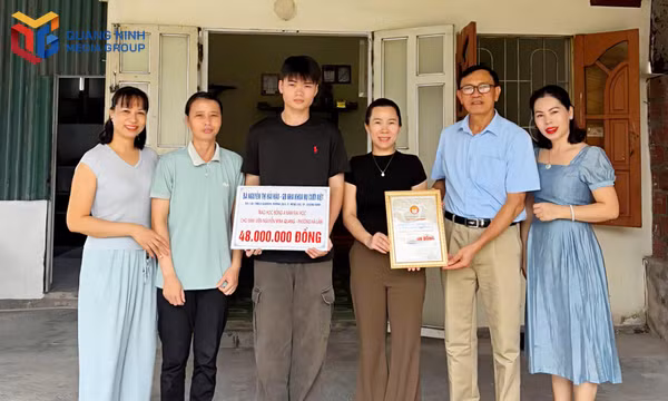 Lãnh đạo Hội Khuyến học thành phố cùng lãnh đạo Nha khoa Nụ Cười Việt và CLB Thiện nguyện Nhân Tâm Hạ Long trao kinh phí hỗ trợ em Nguyễn Minh Quang trong những năm học đại học.