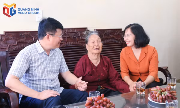 Các đồng chí lãnh đạo thành phố thăm, tặng quà người cao tuổi 