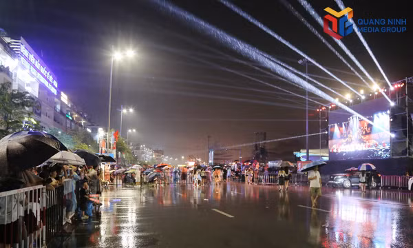  Quảng Ninh rộn ràng trong đêm hội đặc biệt