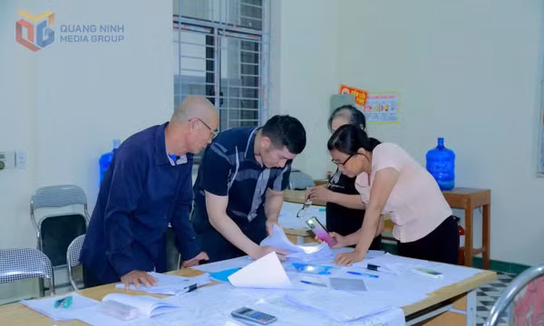 Các tổ công tác của phường Đông Triều tập trung rà soát, thu thập, chuẩn hóa thông tin người sử dụng đất.Ảnh đơn vị cung cấp