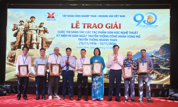 Trao giải cuộc thi sáng tác các tác phẩm VHNT kỷ niệm 90 năm Ngày Truyền thống công nhân Vùng mỏ - Truyền thống ngành Than