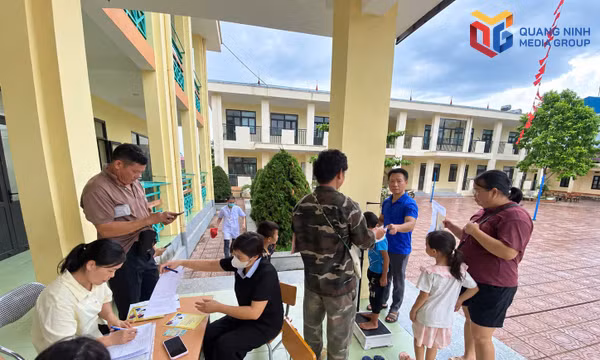 Học sinh tiểu học khu vực Đồng Văn, xã Hoành Mô được khám sức khỏe trước năm học mới.
