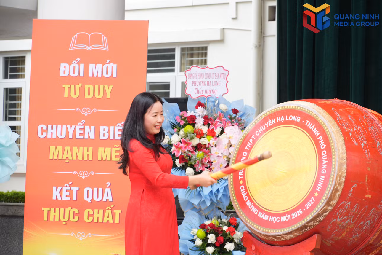 Nhà giáo ưu tú Đỗ Thị Diệu Thúy, Hiệu trưởng Trường THPT Chuyên Hạ Long, đánh trống khai giảng năm học 2026-2027.