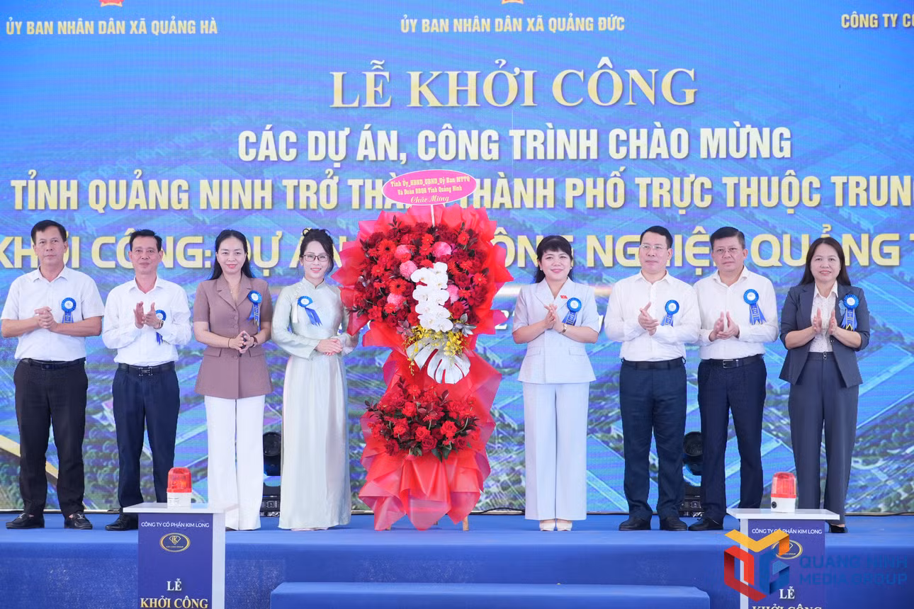 Đồng chí Nguyễn Thị Thu Hà, Phó Trưởng Đoàn ĐBQH tỉnh và đại diện các sở, ngành, địa phương, tặng hoa chúc mừng dự án được khởi công.