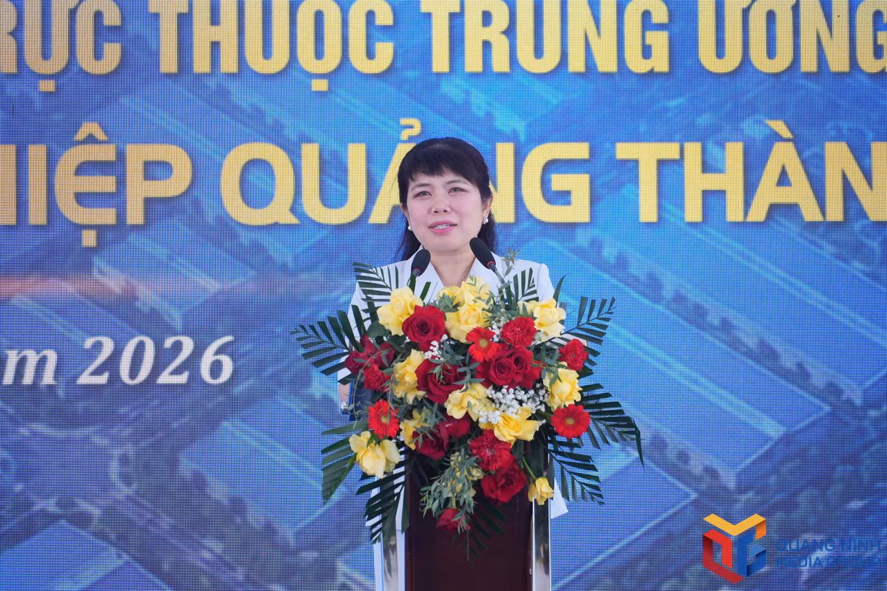 Đồng chí Nguyễn Thị Thu Hà, Phó Trưởng Đoàn ĐBQH tỉnh, phát biểu tại buổi lễ.