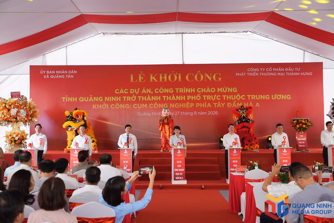 Các đại biểu thực hiện nghi thức bấm nút khởi công Dự án CCN phía Tây Đầm Hà A.