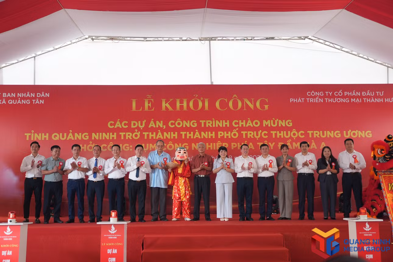 Các đại biểu chụp ảnh lưu niệm tại lễ khởi công Dự án phía Tây Đầm Hà A.