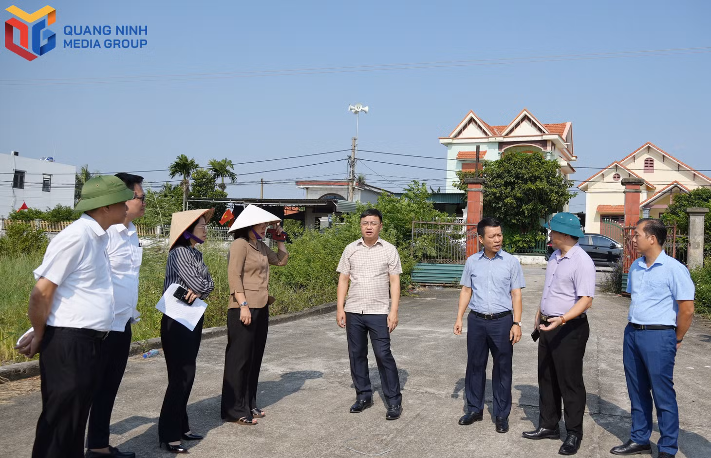 Đoàn giám sát HĐND thành phố khảo sát thực tế tại điểm trường Mầm non khu Đồng Mát, khu phố Bùi Xá (phường Hà An) về mục đích sử dụng sau chuyển đổi công năng thành sân tập thể dục, sinh hoạt cộng đồng.