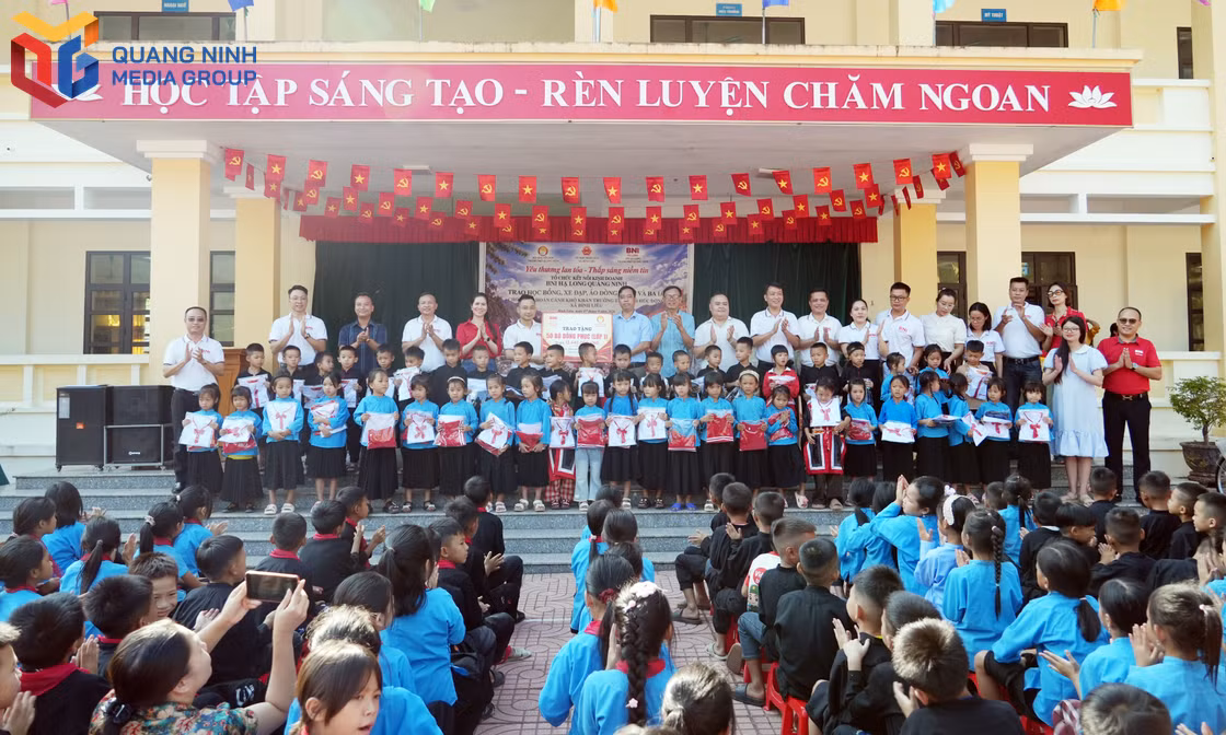 Trao tặng quà cho các em học sinh Trường TH-THCS Húc Động bước vào năm học mới