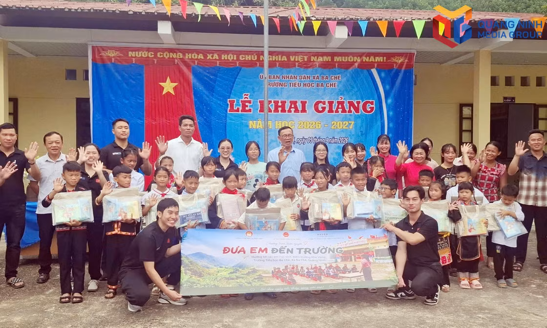 Trao quà cho học sinh điểm trường Khe Vang xã Ba Chẽ nhân dịp khai giảng năm học mới