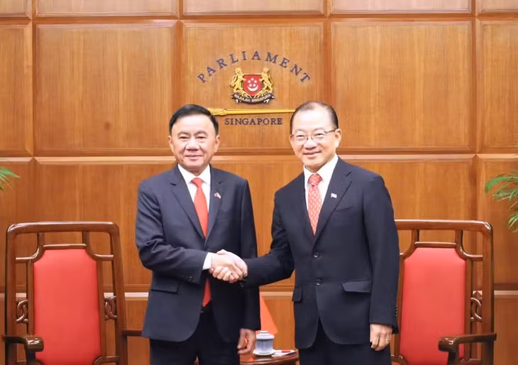 Chủ tịch Quốc hội Singapore Seah Kian Peng chào mừng Thường trực Ban Bí thư Trần Cẩm Tú thăm chính thức Singapore.