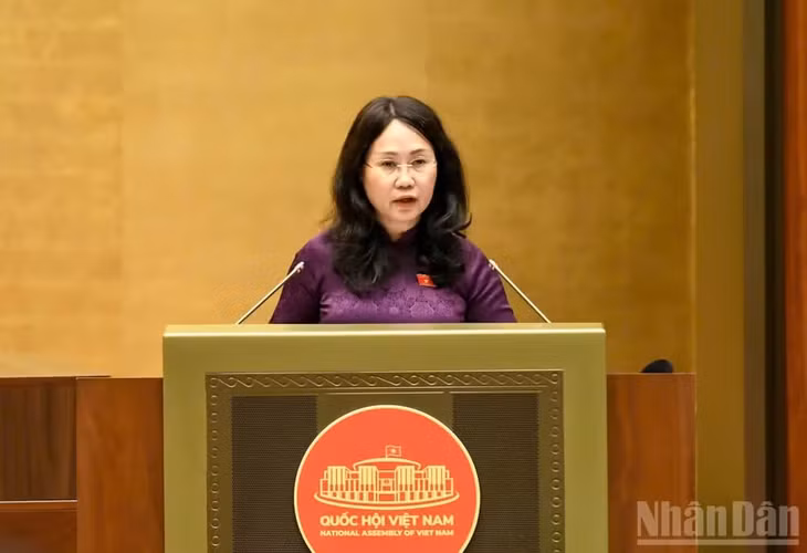 Bộ trưởng Văn hóa, Thể thao và Du lịch Lâm Thị Phương Thanh thừa ủy quyền của Thủ tướng Chính phủ trình bày Báo cáo giải trình, tiếp thu, chỉnh lý dự thảo Luật sửa đổi, bổ sung một số điều của Luật Xuất bản. (Ảnh: DUY LINH)