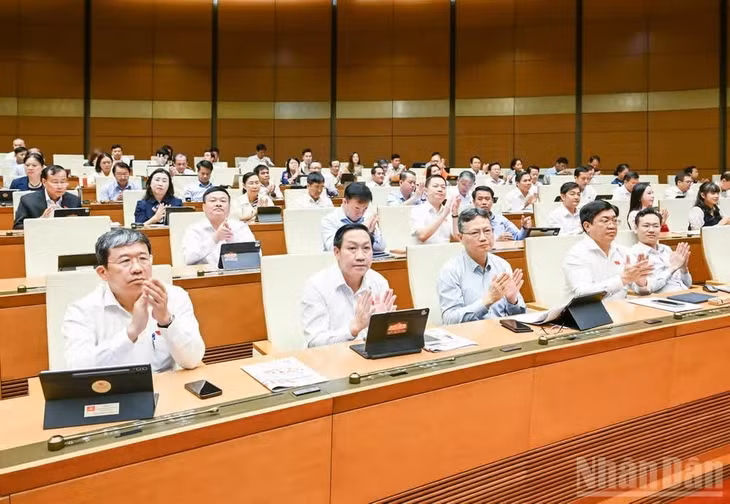 Các đại biểu dự phiên họp sáng 24/8. (Ảnh: DUY LINH)