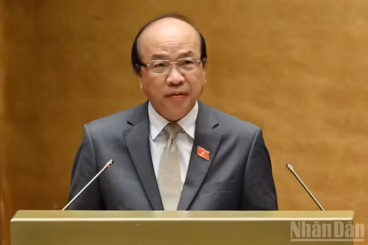 Chủ nhiệm Ủy ban Pháp luật và Tư pháp Phan Chí Hiếu trình bày báo cáo thẩm tra. (Ảnh: THỦY NGUYÊN)