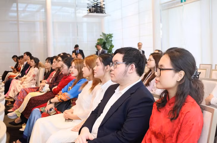 Đông đảo bà con kiều bào và cán bộ Đại sứ quán tham dự buổi gặp gỡ.