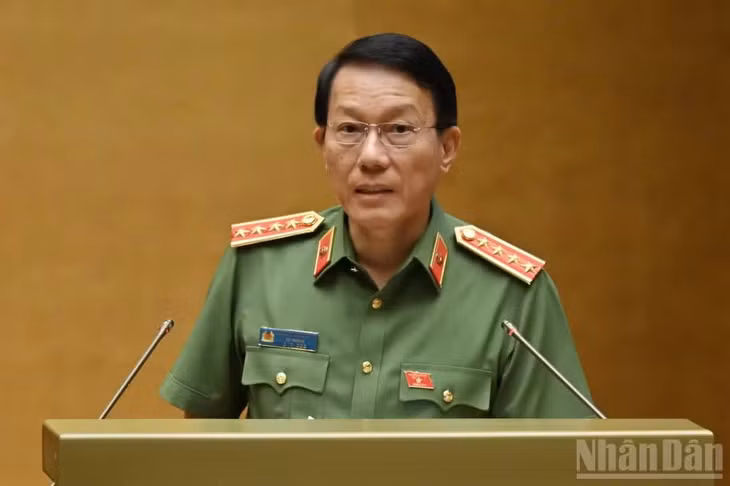 Đại tướng Lương Tam Quang, Bộ trưởng Công an trình bày tóm tắt Tờ trình dự án Bộ luật Hình sự (sửa đổi). (Ảnh: THỦY NGUYÊN)