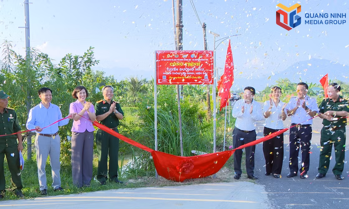 Gắn biển công trình tuyến đường mẫu, ra mắt các mô hình tại xã Quảng Tân