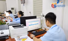 Cán bộ Trung tâm Phục vụ hành chính công phường Mạo Khê xử lý hồ sơ TTHC phục vụ người dân, doanh nghiệp trên hệ thống Cổng Dịch vụ công quốc gia.