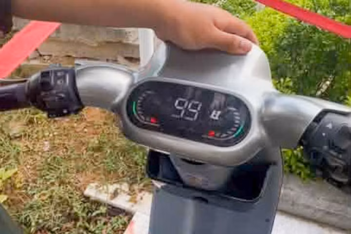 Cụm đồng hồ của chiếc xe sau khi độ IC có mức hiển thị tốc độ tối đa tới 99 km/h. (Ảnh: Công an tỉnh Lào Cai)