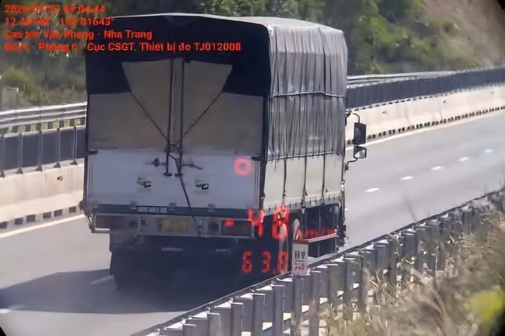 CSGT tạm dừng đo tốc độ và xử phạt xe chạy dưới tốc độ tối thiểu tại các đoạn dốc trên cao tốc từ ngày 1/10, trong thời gian khảo sát, đánh giá tổng thể.