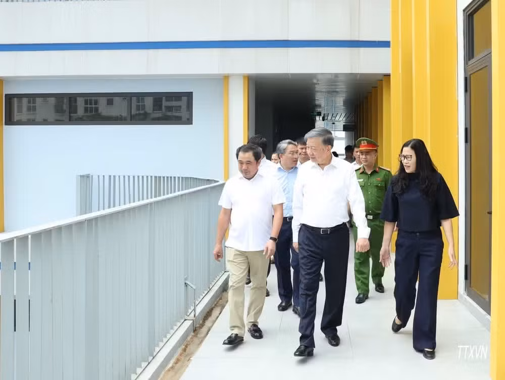Tổng Bí thư, Chủ tịch nước Tô Lâm kiểm tra cơ sở vật chất chuẩn bị cho năm học mới tại Trường Trung học phổ thông Hoàng Quán Chi, phường Yên Hòa. (Ảnh: TTXVN)