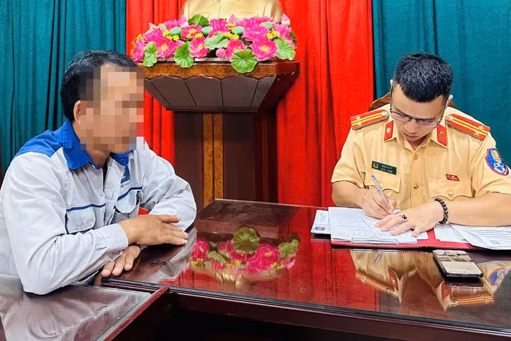 CSGT làm việc, lập biên bản vi phạm hành chính đối với tài xế xe trộn bê tông. (Ảnh: Công an Hà Nội)