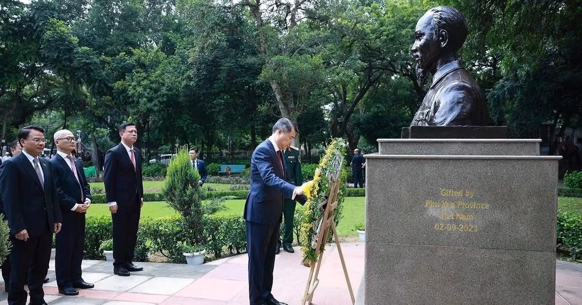 Thủ tướng Lê Minh Hưng dâng hương tại Tượng Chủ tịch Hồ Chí Minh ở New Delhi. (Ảnh: Dương Giang/TTXVN)