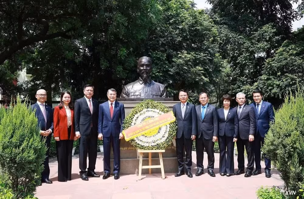 Thủ tướng Lê Minh Hưng và Đoàn đại biểu tại Tượng Chủ tịch Hồ Chí Minh ở thủ đô New Delhi. (Ảnh: Dương Giang/TTXVN)
