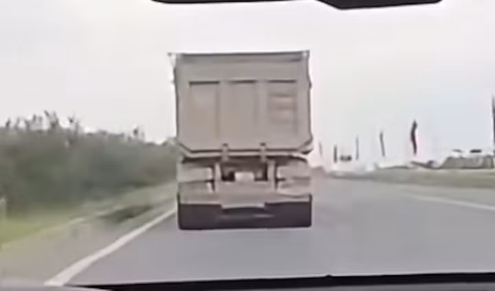 Xe đầu kéo bám làn trái suốt 3km mới chịu nhường đường xe ưu tiên.