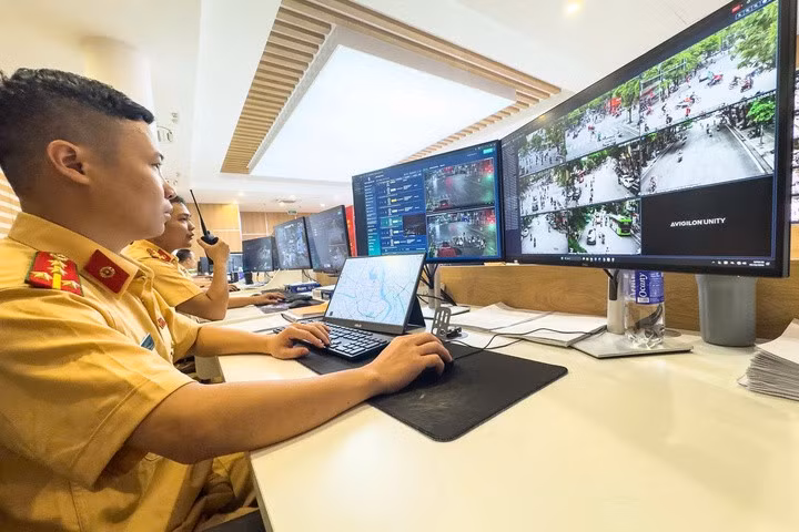 CSGT Hà Nội kiểm tra, phát hiện vi phạm giao thông qua hệ thống camera AI.