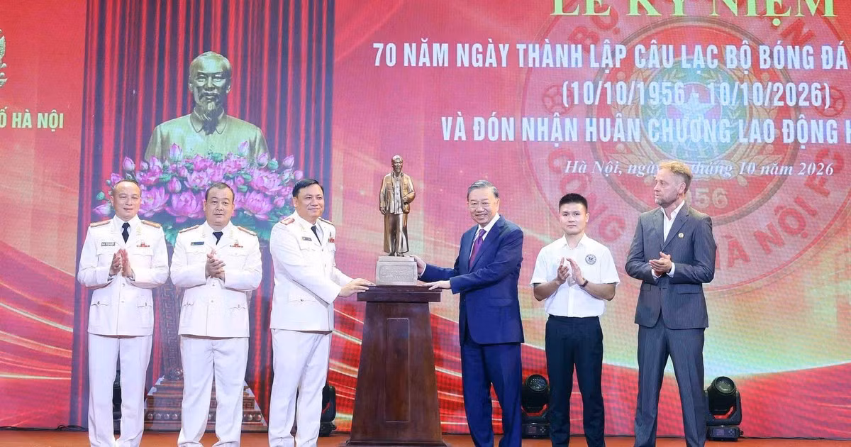 Tổng Bí thư, Chủ tịch nước Tô Lâm tặng quà Câu lạc bộ Bóng đá Công an Hà Nội. (Ảnh: TTXVN)