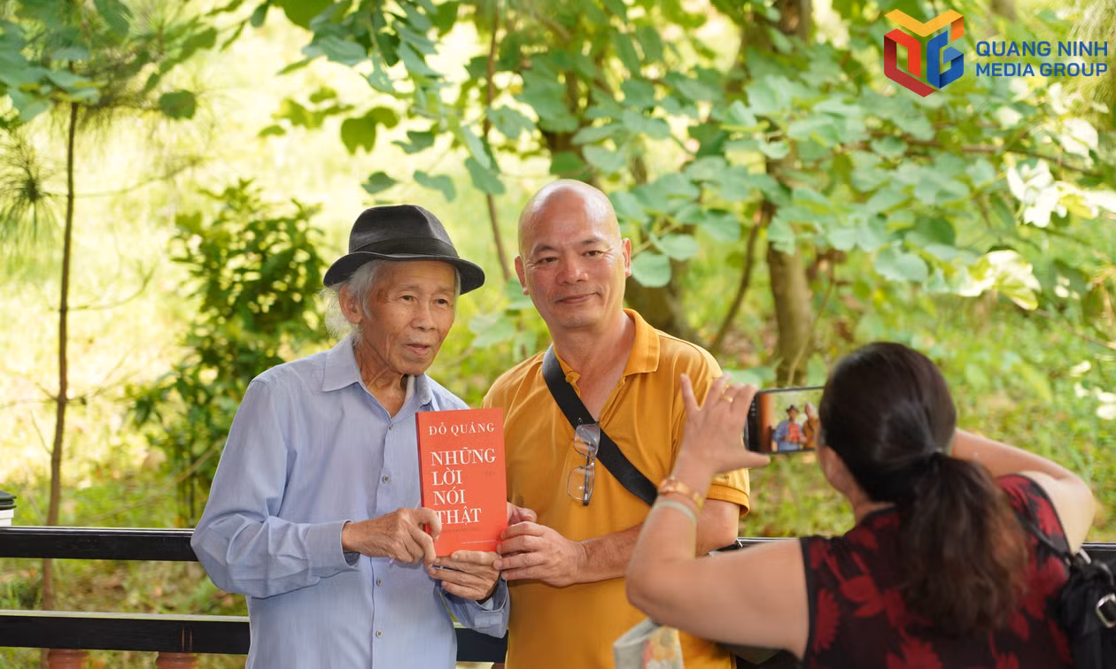 Một nhà văn tặng sách cho bạn đọc nhân chuyến thực tế sáng tác về Phật hoàng Trần Nhân Tông, tháng 8/2026.