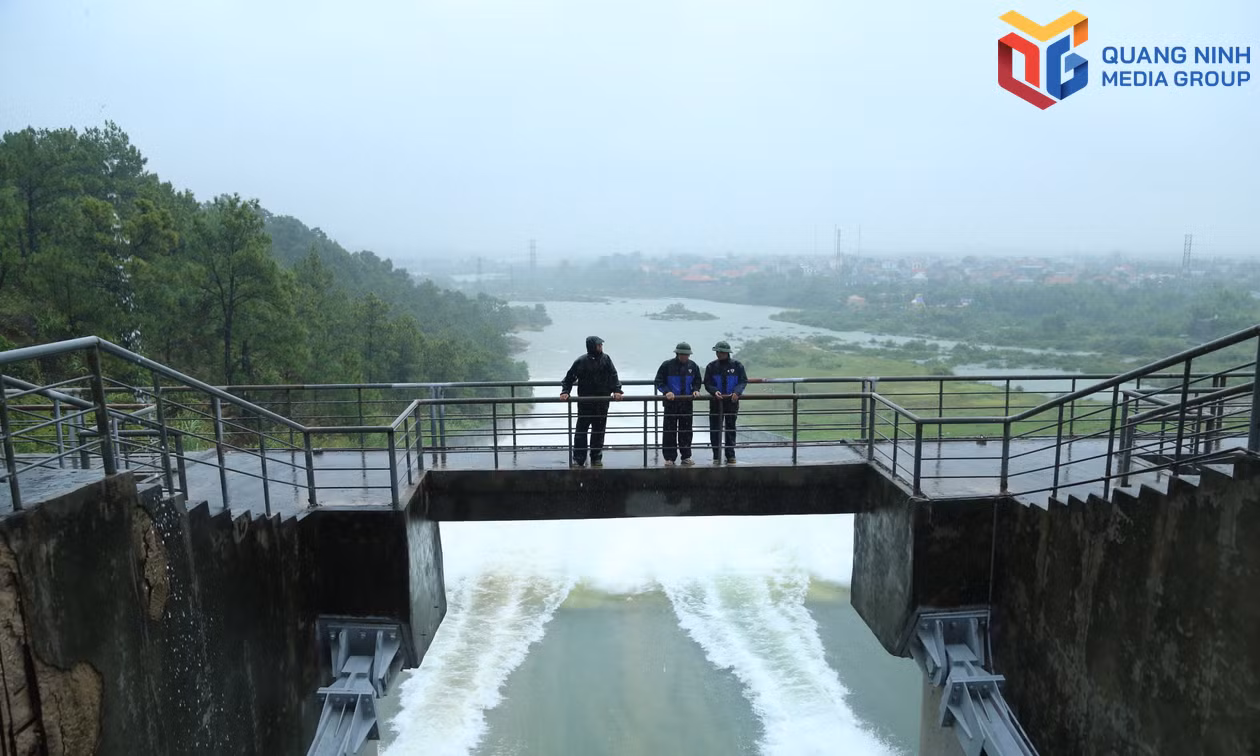 Hồ Yên Lập thực hiện phương án xả lũ.