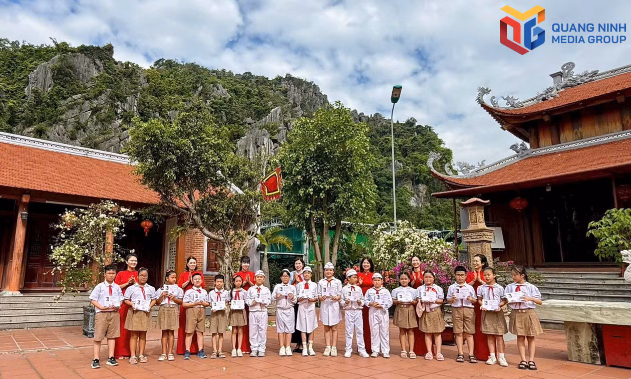Giáo viên và học sinh dâng hương các liệt sĩ hy sinh tại Vũng Đục.
