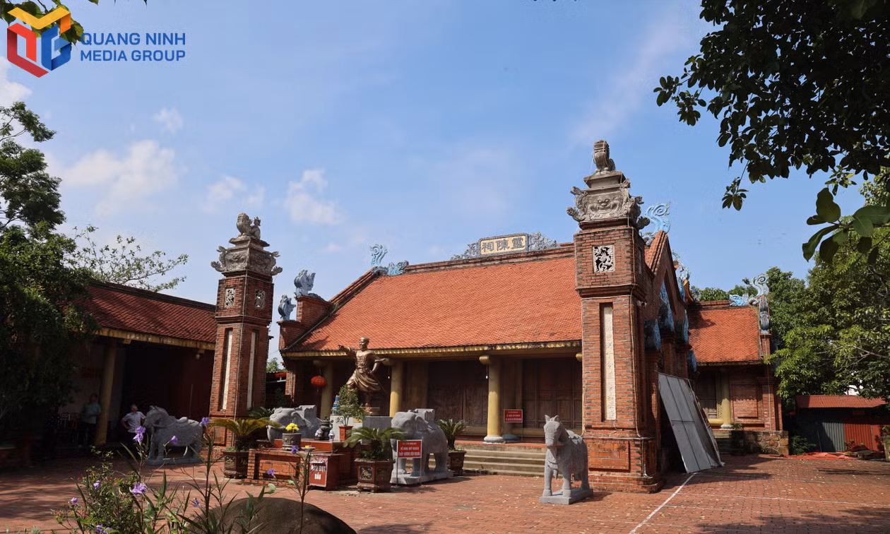 Tượng Hưng Đạo vương đặt ở phía sân đền quay ra sông Hà Cối.